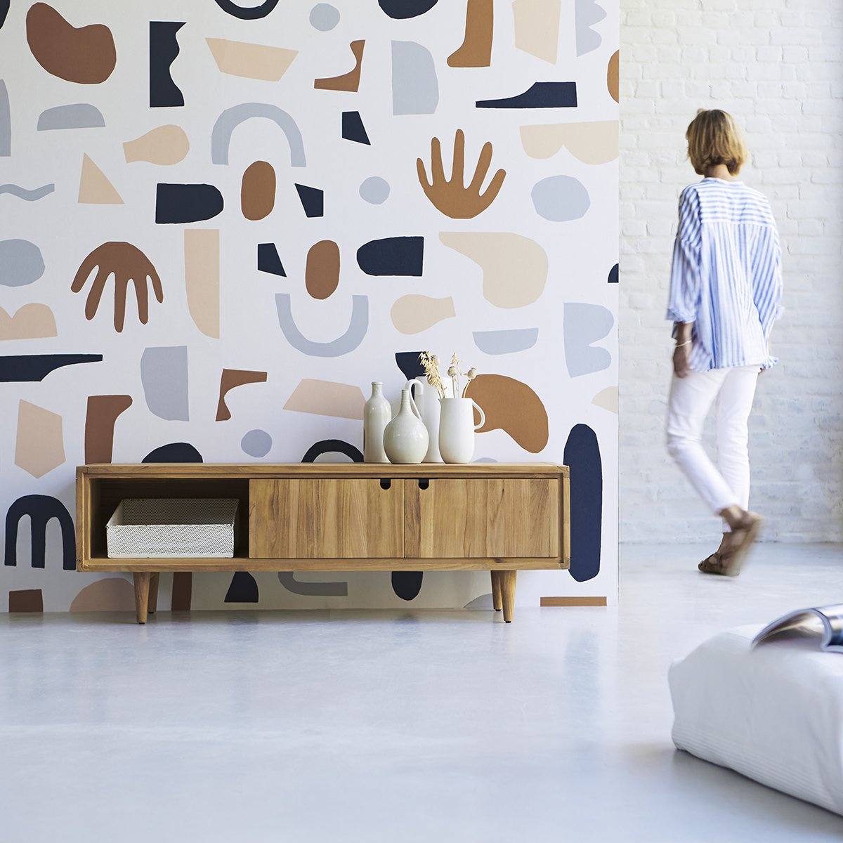 Scopri di più sull'articolo “Mural Wallpaper” – La carta da parati, un ritorno in sordina